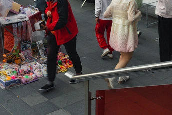 一位女士走在街上 手里拿着一把雨伞