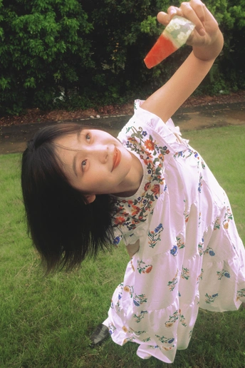 一个小女孩穿着裙子手里拿着瓶子