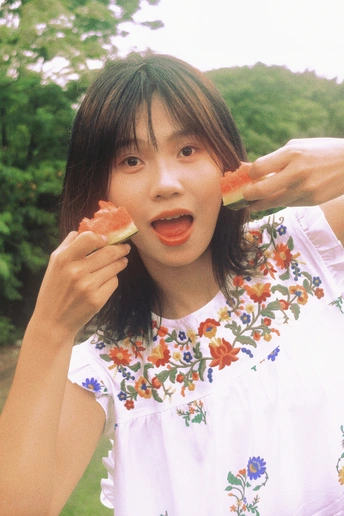 一位年轻女子吃了一片西瓜
