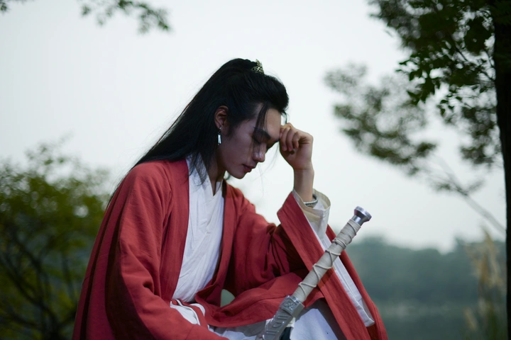 会舞剑的小哥哥，好帅啊！
