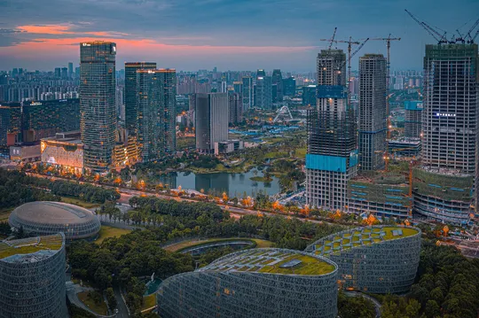 夕阳下的城市或黄昏时分 有高大的建筑和摩天大楼。