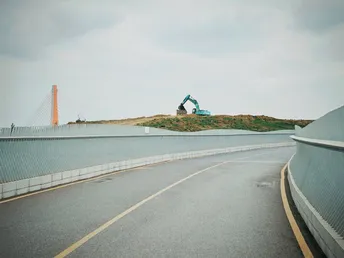 一个人骑着马在山顶的路上