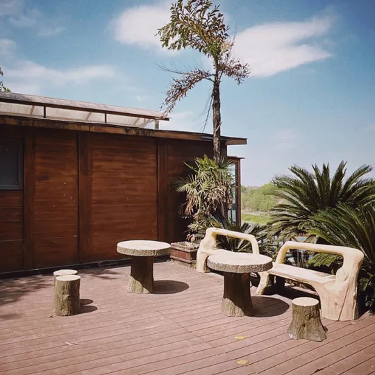 一个有木板和长凳的桌面 桌面上有一张桌子