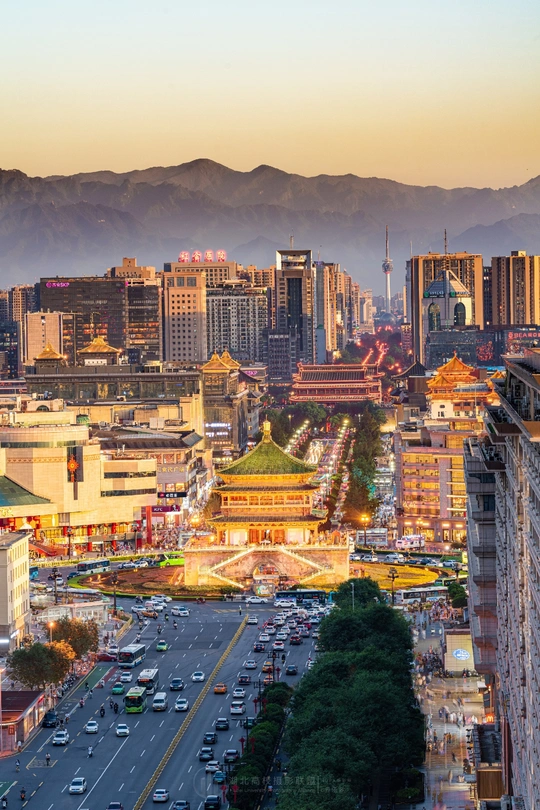 傍晚时分的繁华都市 建筑与车流