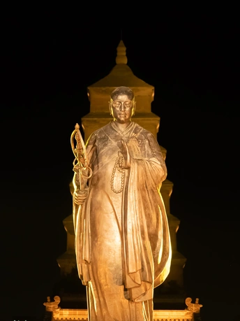 一尊身着金色长袍的人像高大的雕塑