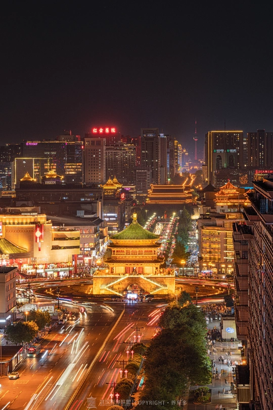 夜晚的城市 建筑上有灯光 交通繁忙