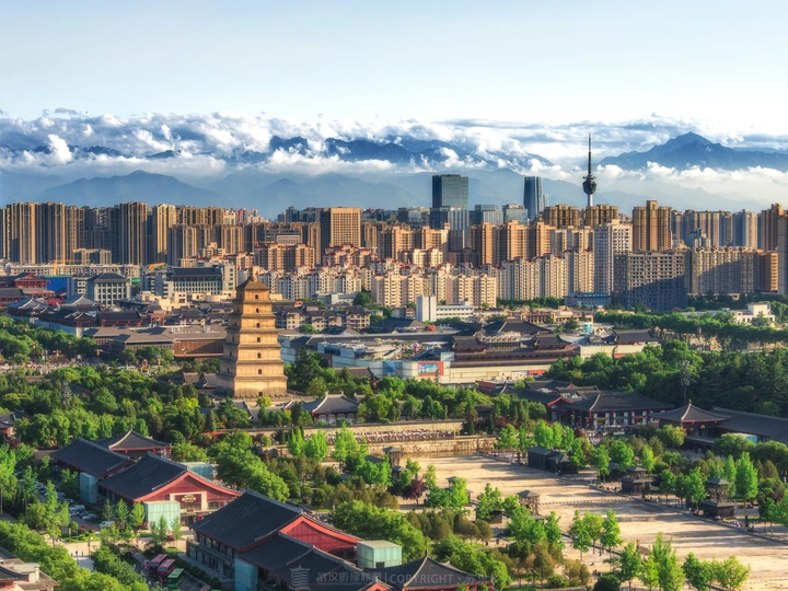 背景有山脉的大型城市