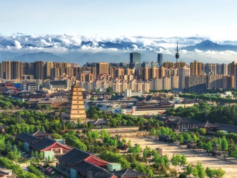 背景有山脉的大型城市