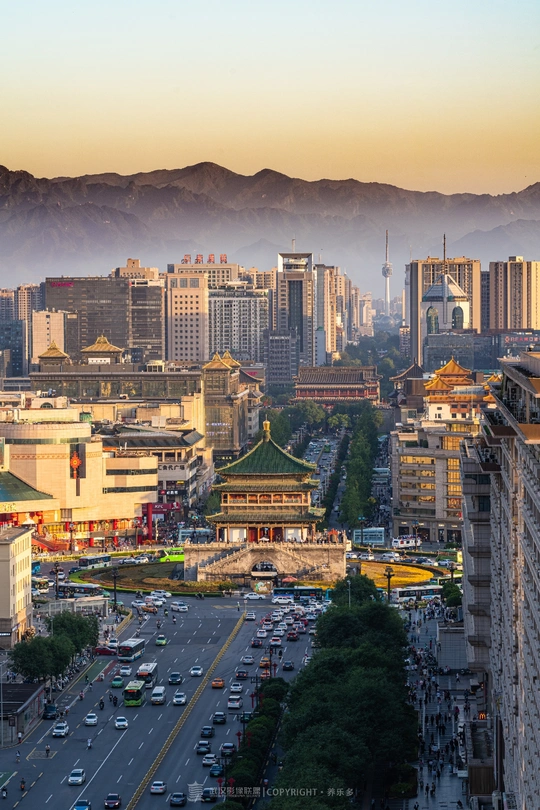 城市中有建筑物和街道上的交通