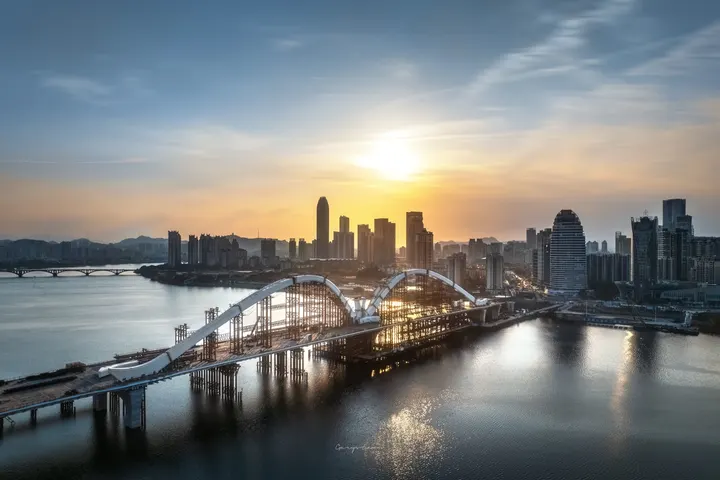 建设中的鹅城大桥