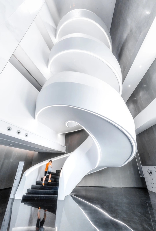 带有螺旋楼梯的建筑物内的现代建筑