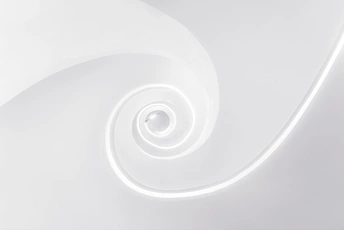 抽象白色螺旋图案 白色背景照片