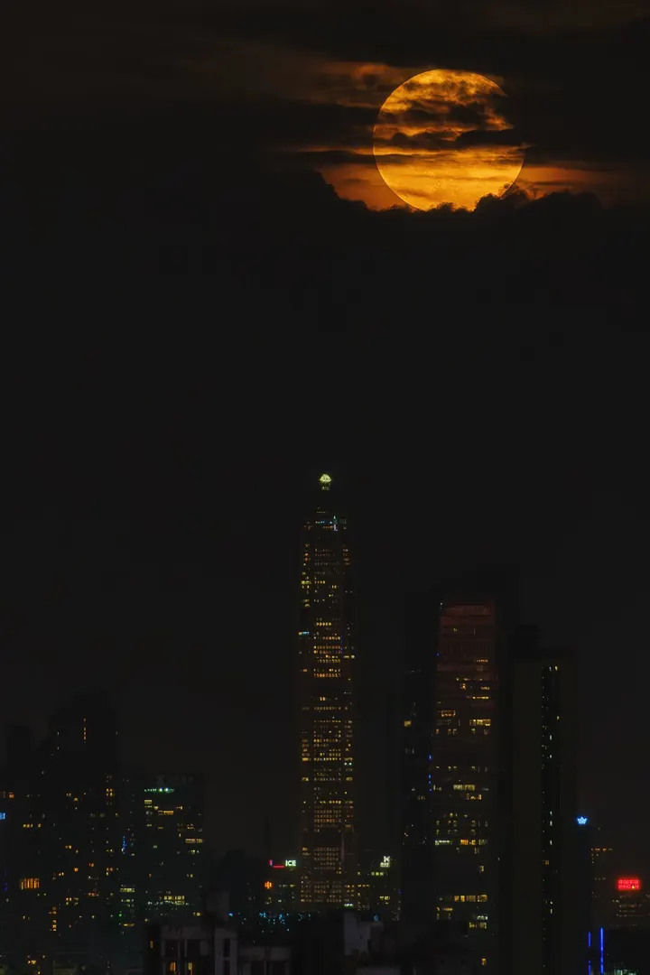 超级月亮云中藏