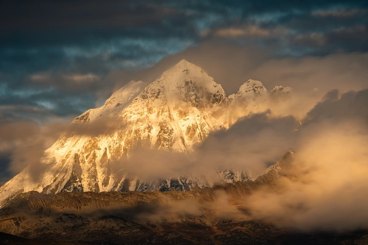 雅拉神山