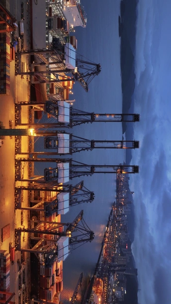 夜晚被高楼和起重机照亮的城市