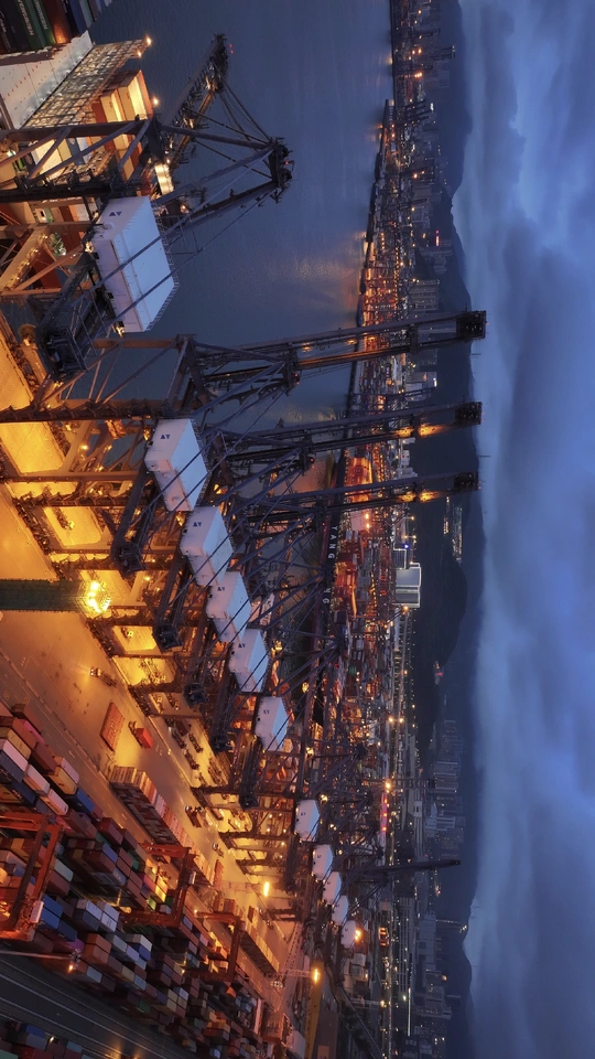 夜晚照亮的大型城市照片 前景是一艘高大的船