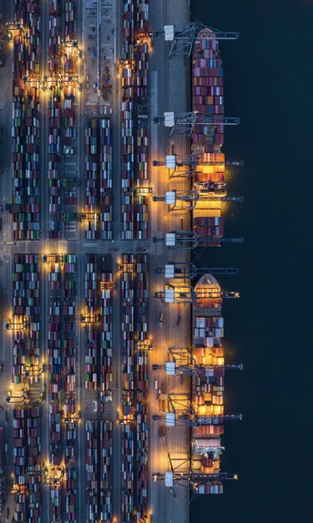 夜晚照亮的高楼大厦的图像