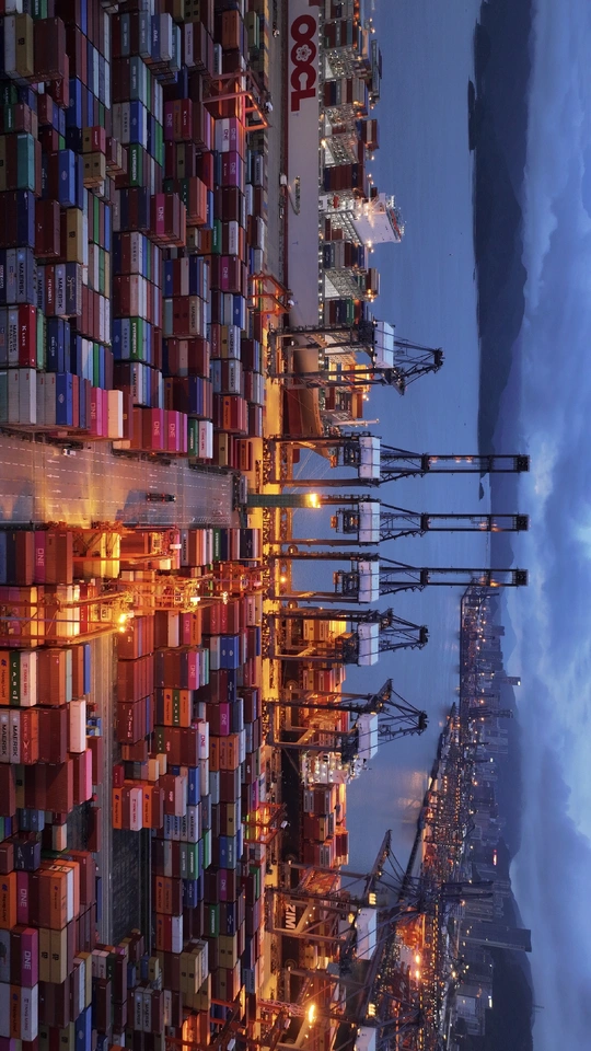 夜晚的数字艺术城市 高楼林立 耸立在水面上。