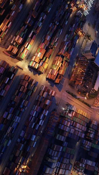 夜晚的大城市和许多书的照片