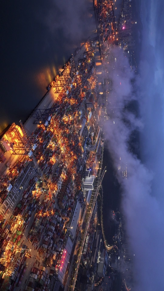 夜晚拍摄的城市 被摩天大楼和云彩照亮。