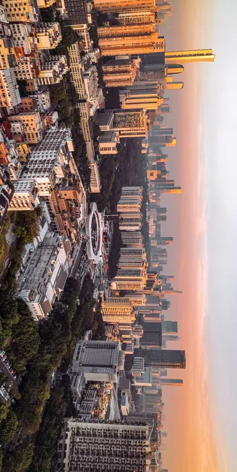 空中俯瞰一座高楼林立的城市的照片
