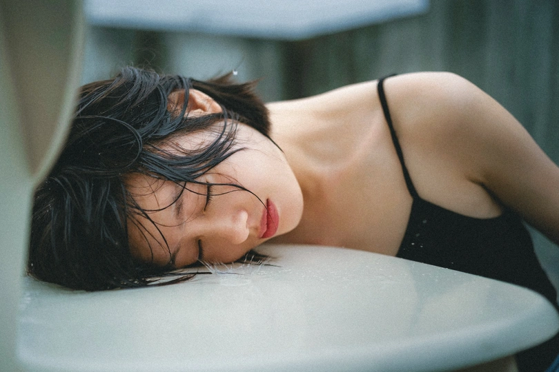 一个年轻女子躺在白色冲浪板上