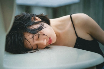 一个年轻女子躺在白色冲浪板上