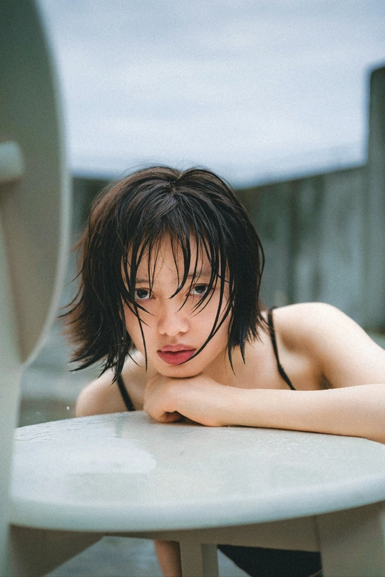 一个金发年轻女子 桌子上放着一块白板冲浪板。