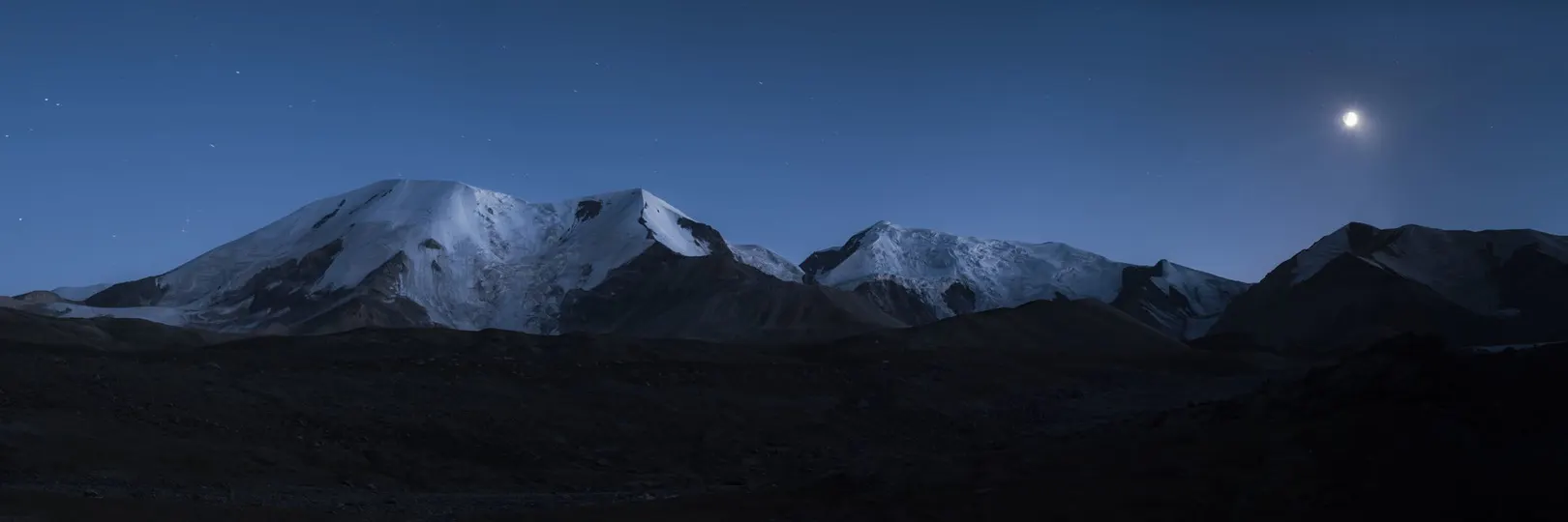 天空山脉上 月亮正在升起。