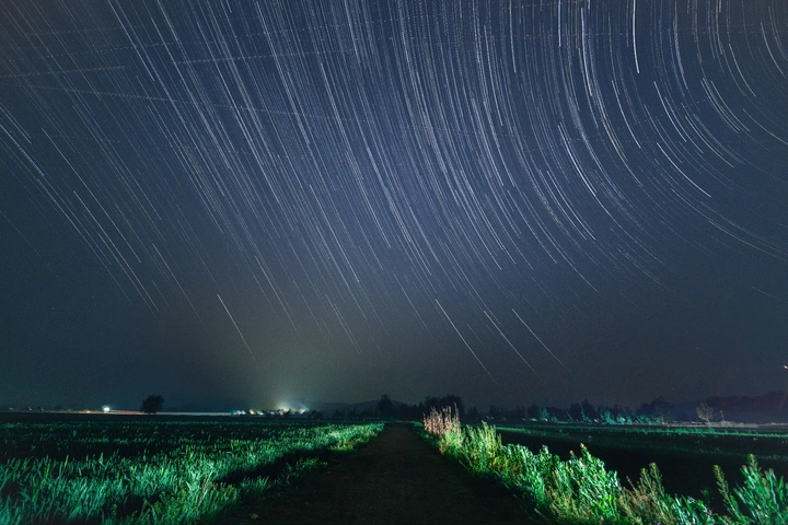 星轨在夜幕写下光的诗行