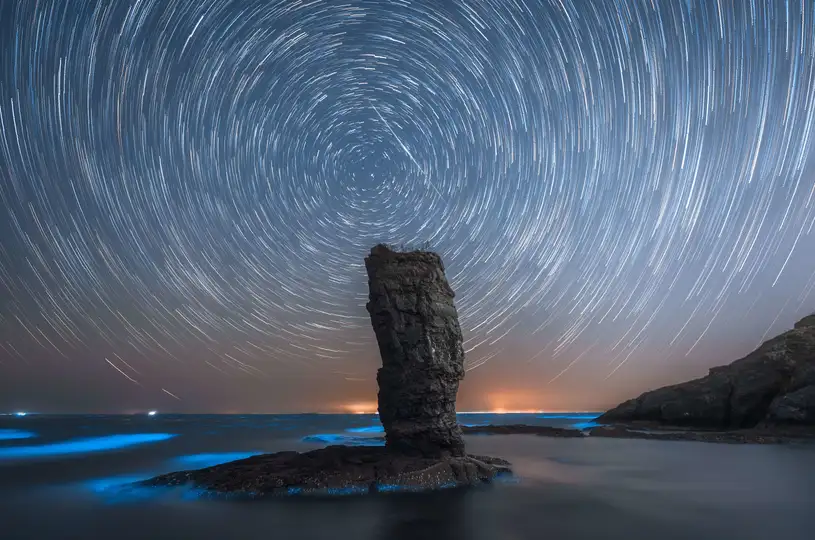 夜晚海中的岩石 天空中繁星闪烁