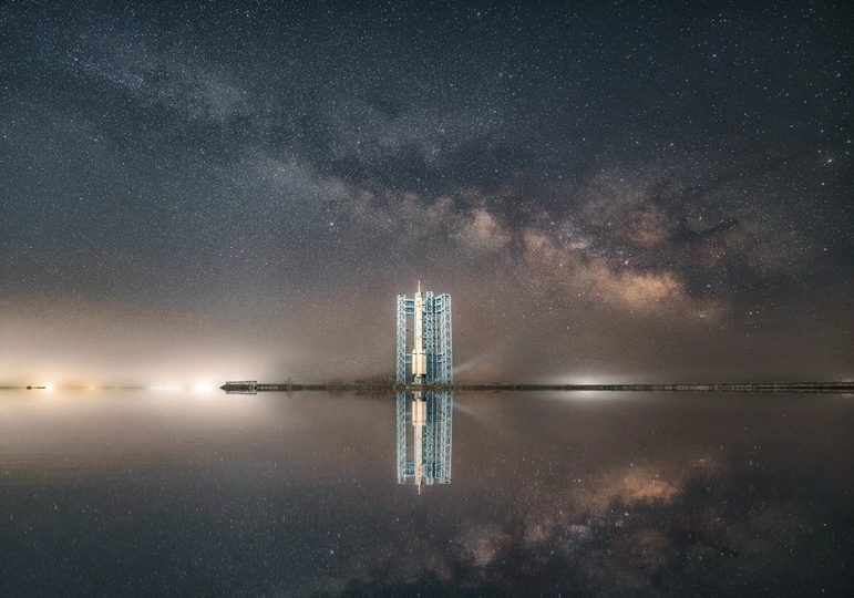 夜晚湖上的城市 天空中繁星闪烁