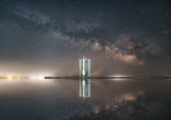 夜晚湖上的城市 天空中繁星闪烁