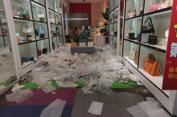 一个商店内的房间 地板上散落着纸张。