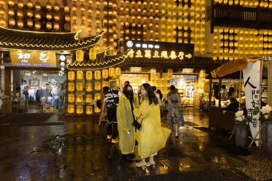雨中夜晚在寺庙行走的人们