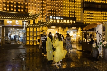 雨中夜晚在寺庙行走的人们
