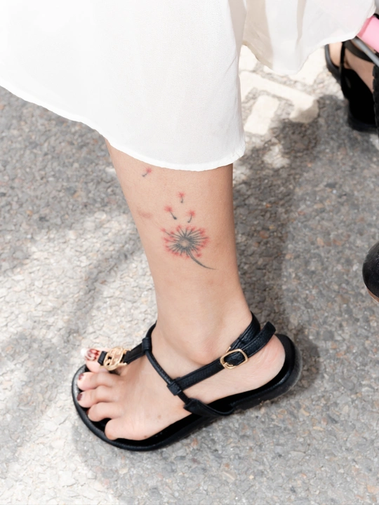 鞋子上踝和脚跟处有花纹的女士脚