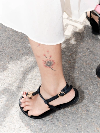 鞋子上踝和脚跟处有花纹的女士脚