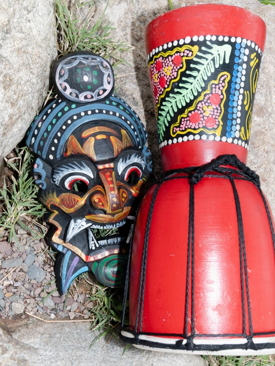 地上有两只彩色花瓶 旁边有一块岩石。