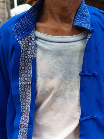 一位穿着蓝色夹克和领带的男子