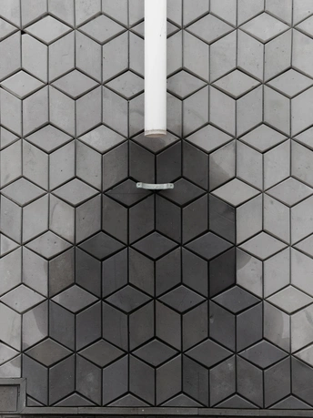 一个带有白色马桶和黑白瓷砖的浴室