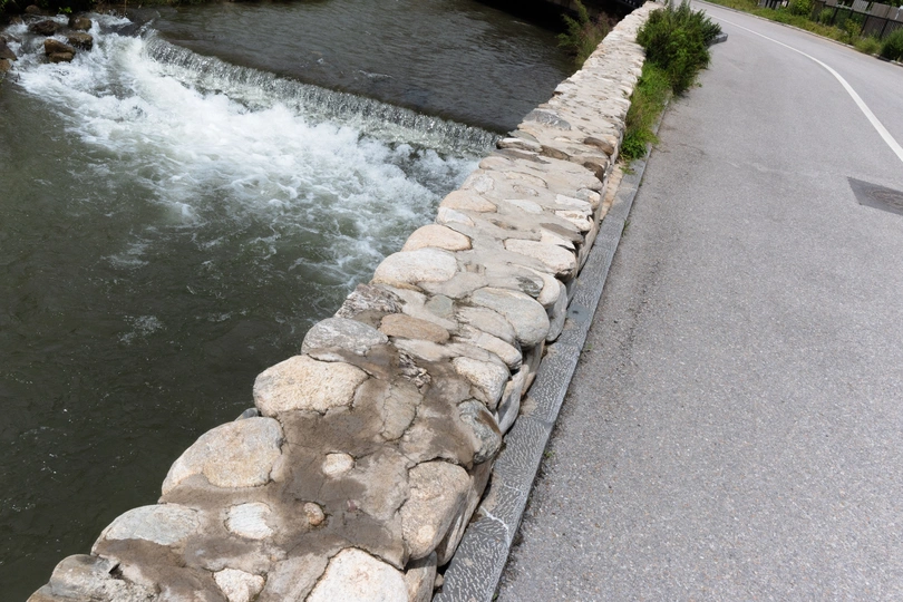 一条河流的水流经一条公路