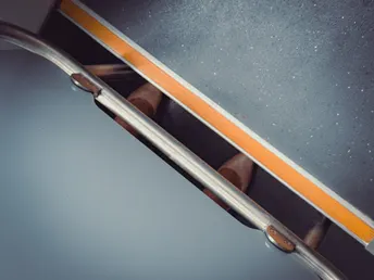 一台笔记本电脑正坐在桌子上。