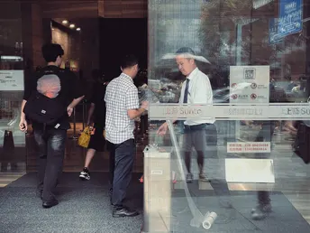 站在窗户前的人正在看着人们