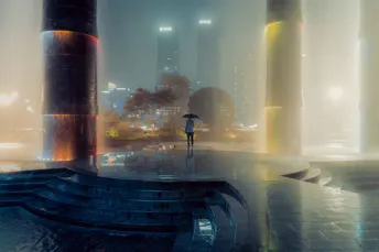 在一个雾蒙蒙的夜晚 一个雾蒙蒙的城市 有一座带有柱子和石柱的塔 被水照亮了。