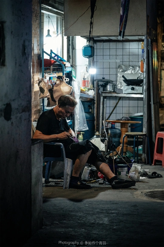 一个坐在工作间里的男人和另一个坐在房间里的男人