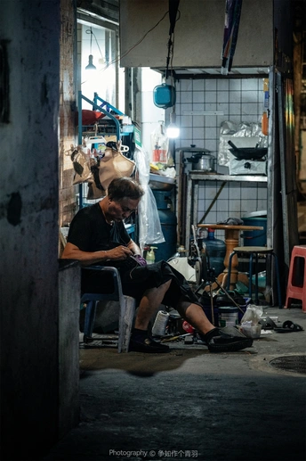 一个坐在工作间里的男人和另一个坐在房间里的男人