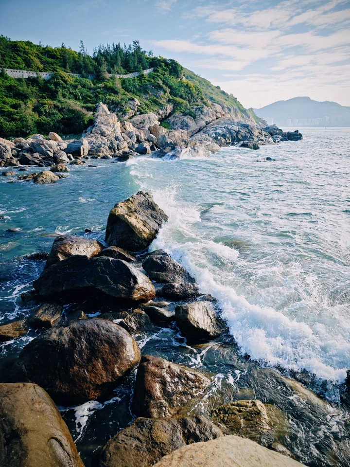 浪打礁石