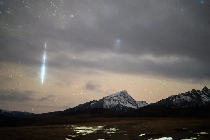 星辰划破格聂神山