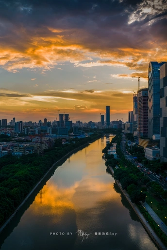城市中的日落 建筑和河流